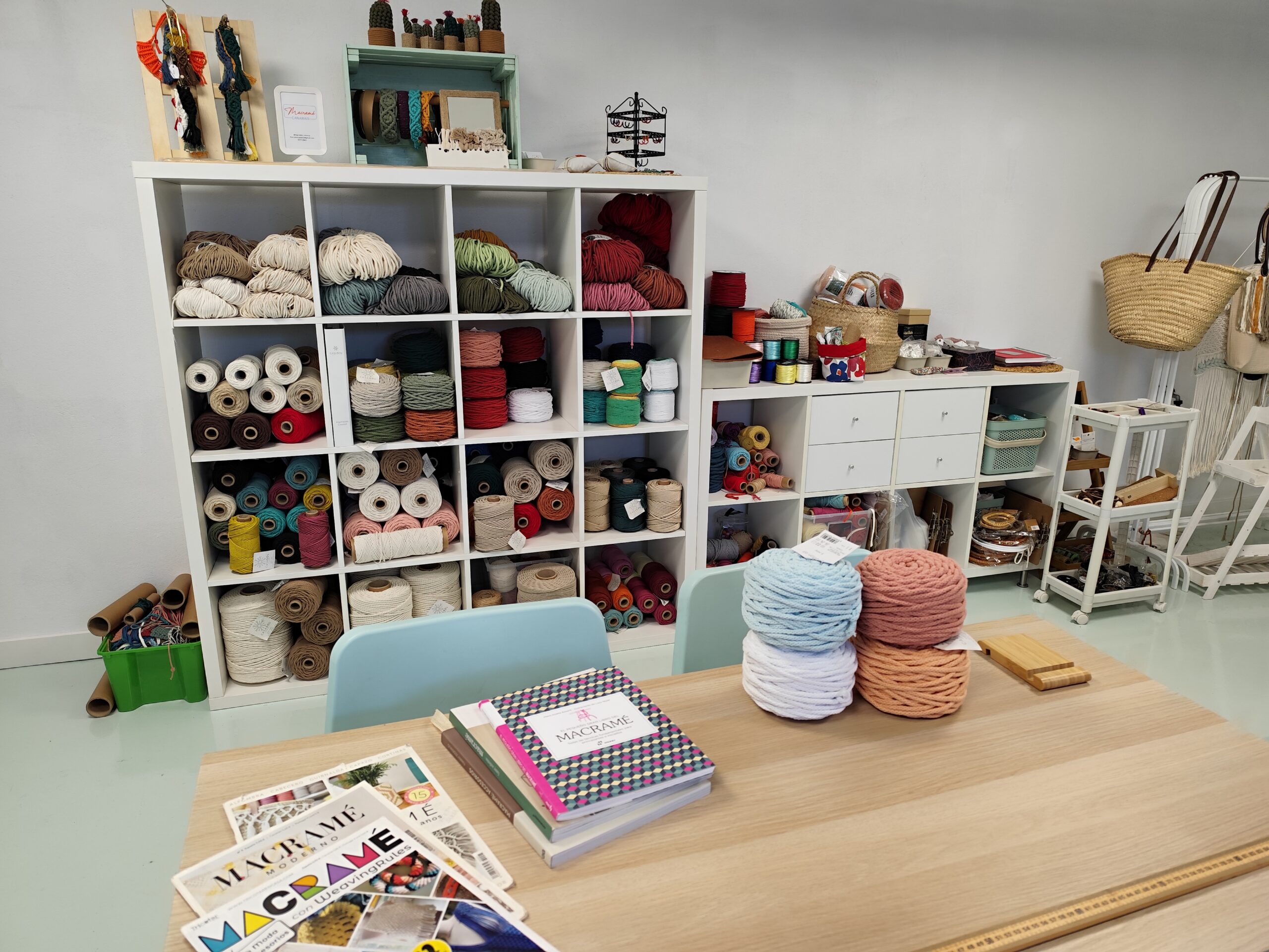 Sala donde se imparten los cursos y talleres de macramé con todas la herramientas