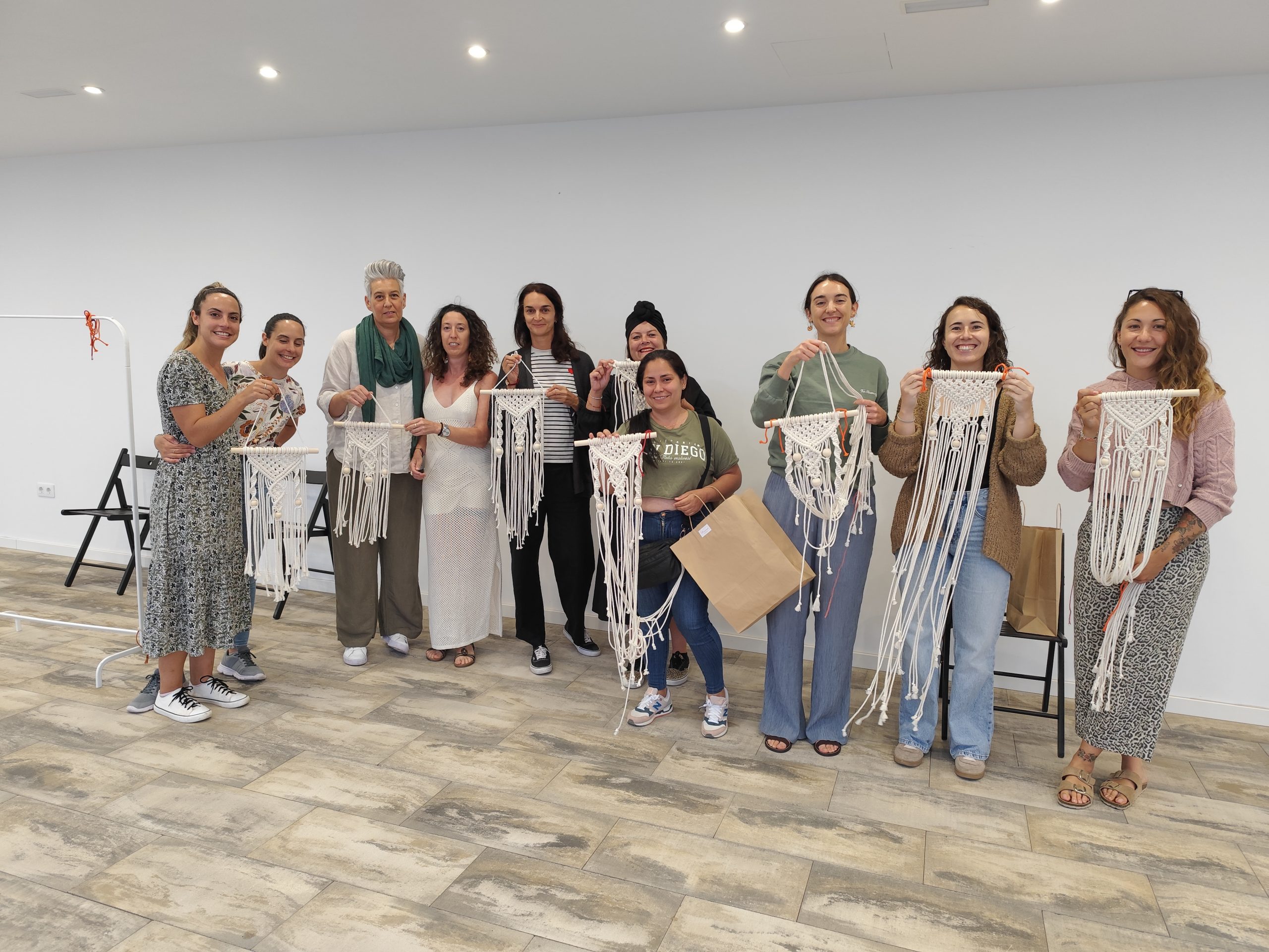 Alumnos de taller de macramé